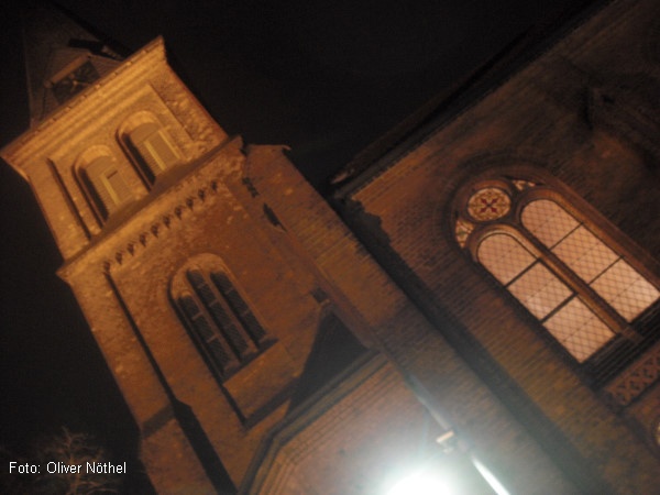 Die dunkle Zeit beginnt: Michaeliskirche Hannover Ricklingen (Foto: Oliver Nthel)