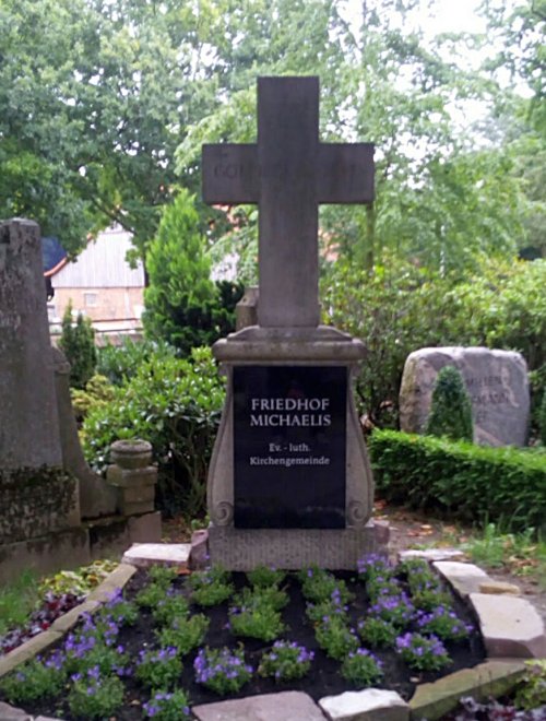 Gedenkstein am Haupteingang des Friedhofes An der Bauerwiese